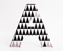 lettera in legno A trama triangoli neri