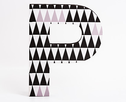 lettera in legno P trama triangoli neri