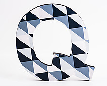 lettera in legno Q trama quadratini blu diagonale