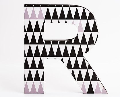 lettera in legno R trama triangoli neri