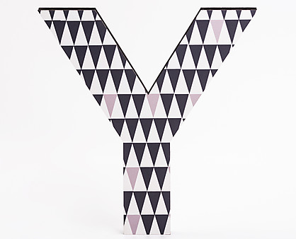 lettera in legno Y trama triangoli grigi