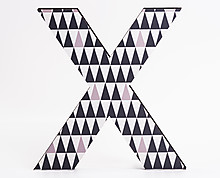 lettera in legno X tama a triangoli neri